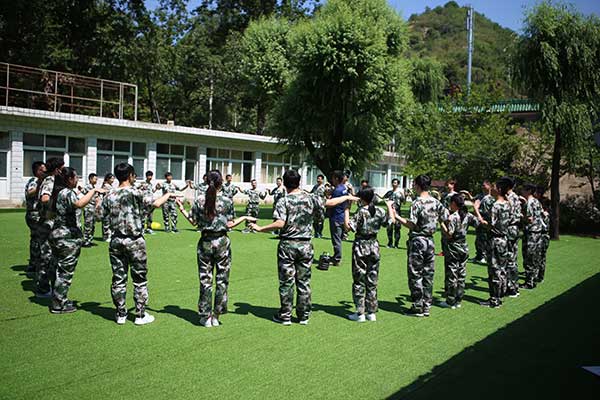 軍訓發朋友圈的配詞，搞笑霸氣的軍訓句子。